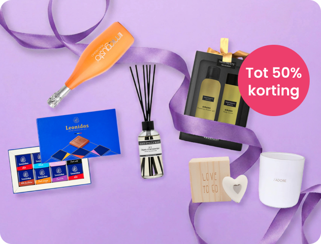Verschillende cadeaus waaronder drank, een kaar en chocolade